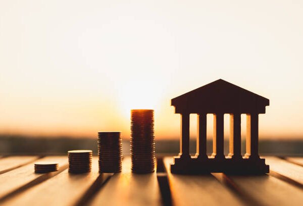 Bancos podem tomar imóveis de devedores sem decisão judicial.